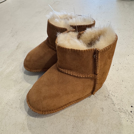 UGG AUST Classic Ugg Boots, M / 13cm