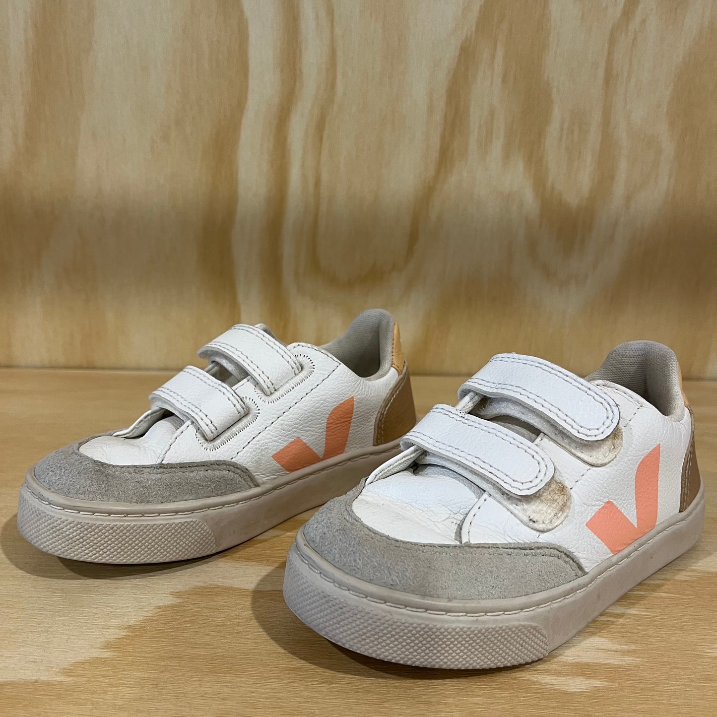 Veja	Runners	White& pink	11